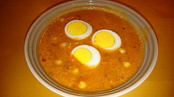 Kremet tomatsuppe med kikerter og egg