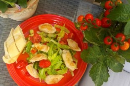 Salat er sommermat – lun kyllingsalat på menyen
